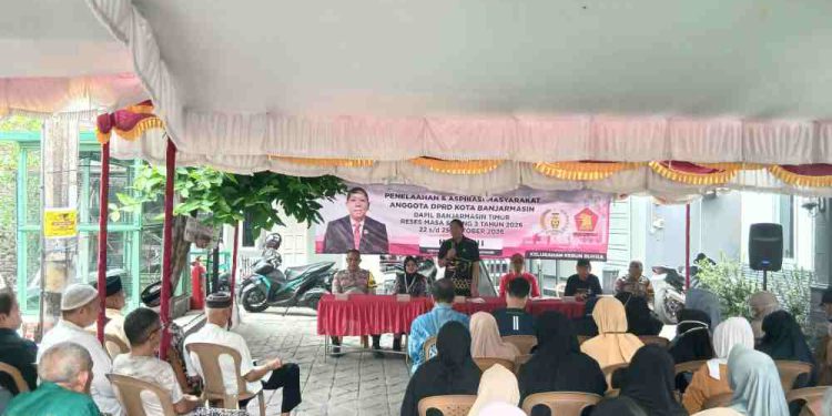 Husaini, anggota DPRD Banjarmasin saat reses di Jalan Srikandi Ujung. (foto : shn/seputaran)