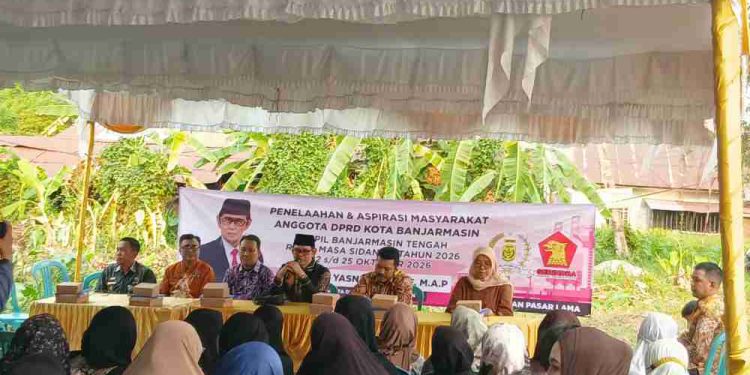 Anggota DPRD Banjarmasin H Gusti Yasni Iqbal saat reses di Gang Purnama Pasar Lama. (foto : shn/seputaran)