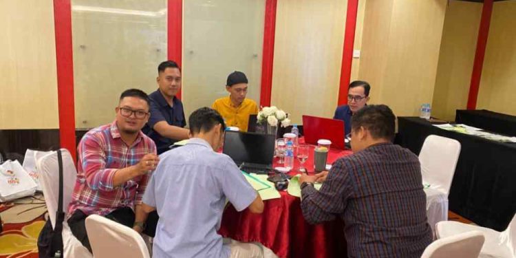 Peserta UKW saat mengerjakan materi dari penguji. (foto : istimewa)