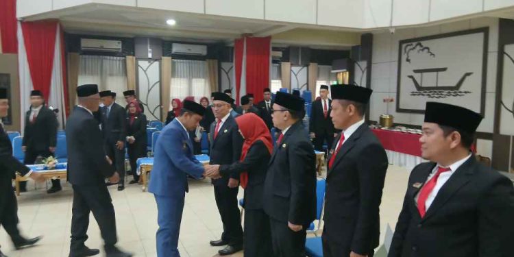 Walikota Banjarmasin HM Yamin saat memberi selamat kepada pejabat yang baru dilantik. (foto : shn/seputaran)