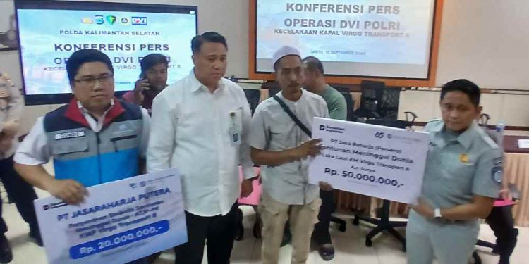 Penyerahan santunan secara simbolis PT Jasa Raharja kepada perwakilan korban KMP Virgo Transport 8. (foto : shn/seputaran)