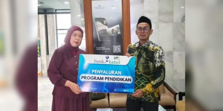 Penyerahan bantuan secara simbolis. (foto : istimewa)